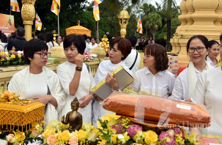 Lễ dâng y tắm mưa, cầu một mùa an cư bình an