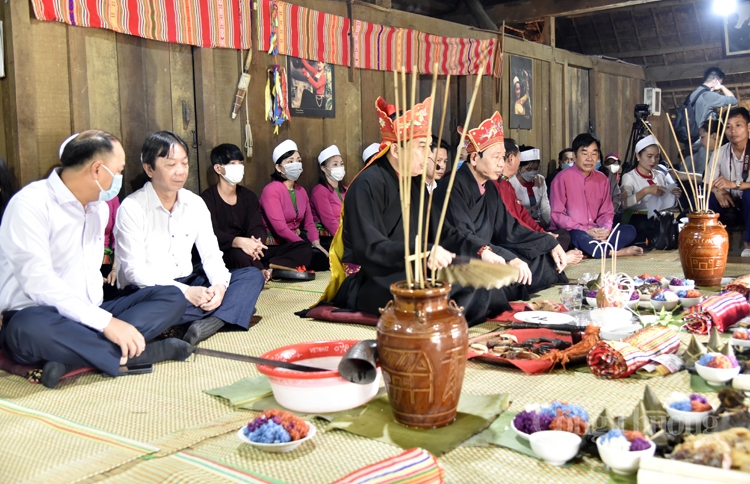 Nghi lễ Mát nhà của dân tộc Mường Nghi lễ Mát nhà của dân tộc Mường