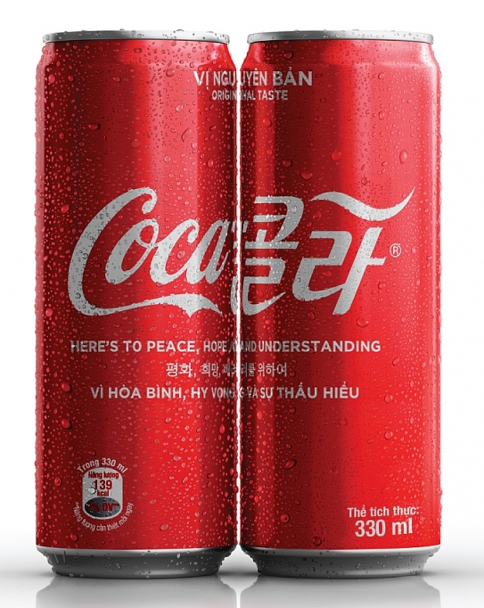 coca cola tung phien ban lon dac biet voi logo song ngu cung thong diep ket noi hoa binh