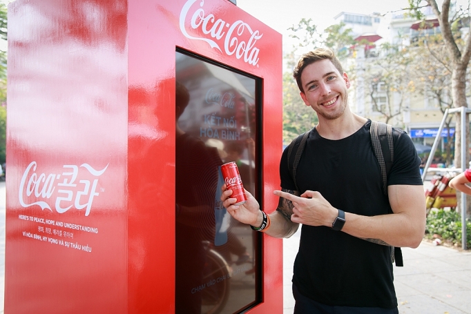 coca cola tung phien ban lon dac biet voi logo song ngu cung thong diep ket noi hoa binh