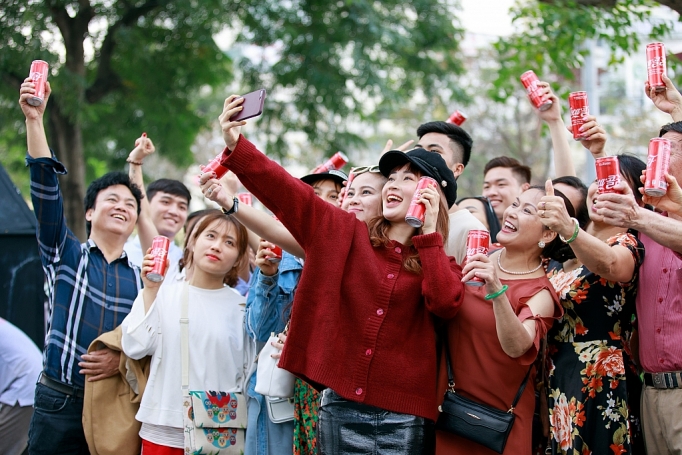 coca cola tung phien ban lon dac biet voi logo song ngu cung thong diep ket noi hoa binh