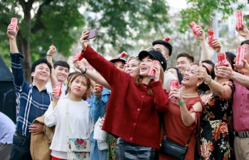 Coca-Cola tung phiên bản lon đặc biệt với logo song ngữ cùng thông điệp kết nối hòa bình