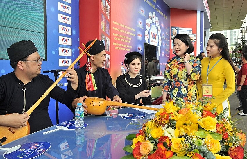 Cũng nổi bật bởi rất nhiều hoạt động như giao lưu, ca nhạc, đọc truyện… gian trưng bày của Đài Tiếng nói Việt Nam (VOV) còn ấn tượng bởi sự công phu toát lên từ trang phục dân tộc; từ đồng phục của Báo điện tử VTCNews cũng như gian trưng bày rộng rãi ngay tại vị trí trung tâm hội báo. Trong khuôn khổ hội báo, các phóng viên, biên tập viên Cơ quan thường trú VOV khu vực Đông Bắc sẽ có buổi biểu diễn ca nhạc dân tộc, giới thiệu về nét đặc sắc, văn hóa của các dân tộc Tày, Nùng đến với công chúng báo chí. Cũng nổi bật bởi rất nhiều hoạt động như giao lưu, ca nhạc, đọc truyện… gian trưng bày của Đài Tiếng nói Việt Nam (VOV) còn ấn tượng bởi sự công phu toát lên từ trang phục dân tộc; từ đồng phục của Báo điện tử VTCNews cũng như gian trưng bày rộng rãi ngay tại vị trí trung tâm hội báo. Trong khuôn khổ hội báo, các phóng viên, biên tập viên Cơ quan thường trú VOV khu vực Đông Bắc sẽ có buổi biểu diễn ca nhạc dân tộc, giới thiệu về nét đặc sắc, văn hóa của các dân tộc Tày, Nùng đến với công chúng báo chí.