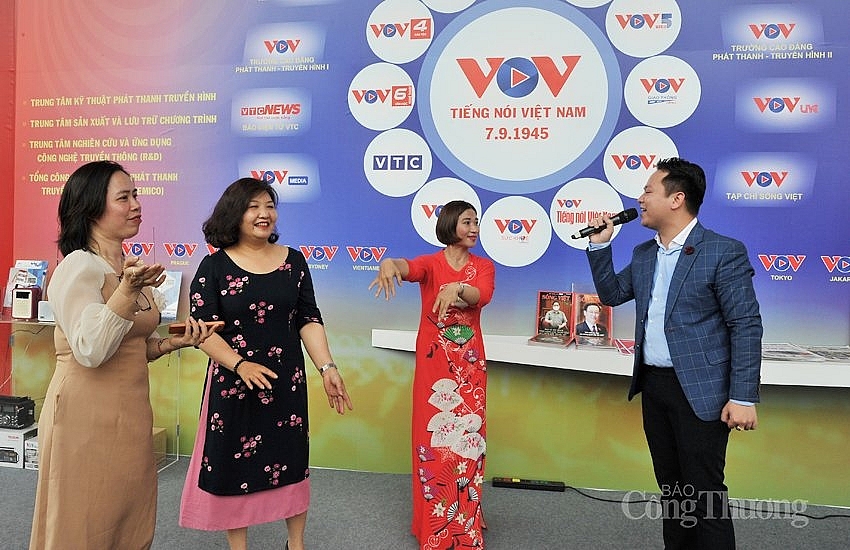 Trong 3 ngày diễn ra Hội báo toàn quốc từ 13-15/4/2022, VOV có chương trình nghệ thuật phong phú, công phu giới thiệu những nét văn hoá đặc sắc của các dân tộc thiểu số đại diện cho 13 thứ tiếng VOV đang phát sóng đến với cộng đồng người dân tộc thiểu số. Trong 3 ngày diễn ra Hội báo toàn quốc từ 13-15/4/2022, VOV có chương trình nghệ thuật phong phú, công phu giới thiệu những nét văn hoá đặc sắc của các dân tộc thiểu số đại diện cho 13 thứ tiếng VOV đang phát sóng đến với cộng đồng người dân tộc thiểu số.