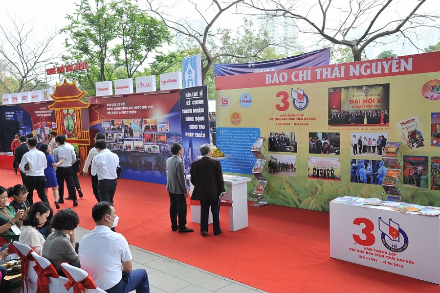 Gian trưng bày Báo Thái Nguyên kết hợp giữa các ấn phẩm báo chí và đặc sản chè Thái Nguyên nổi tiếng. Gian trưng bày Báo Thái Nguyên kết hợp giữa các ấn phẩm báo chí và đặc sản chè Thái Nguyên nổi tiếng.