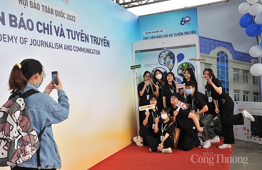 Gian trưng bày của Học viện Báo chí và Tuyên truyền thể hiện sức trẻ và sự sáng tạo của các sinh viên khi có rất nhiều hoạt động như ca nhạc, tọa đàm, giao lưu trực tuyến… Cộng với lực lượng sinh viên luôn thường trực tại hội báo, đây là một trong những gian trưng bày sôi động nhất. Gian trưng bày của Học viện Báo chí và Tuyên truyền thể hiện sức trẻ và sự sáng tạo của các sinh viên khi có rất nhiều hoạt động như ca nhạc, tọa đàm, giao lưu trực tuyến… Cộng với lực lượng sinh viên luôn thường trực tại hội báo, đây là một trong những gian trưng bày sôi động nhất.