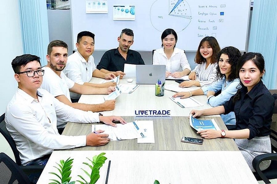 CEO Le Pham trong một cuộc họp triển trai dự án(thứ 3 từ trái sang)