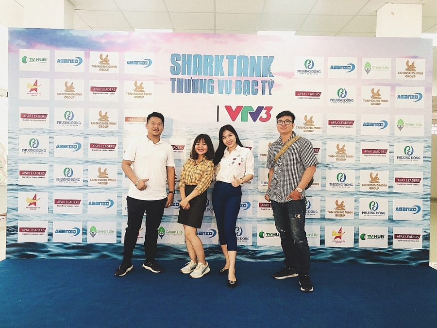 Le Pham trong một lần tìm hiểu các dự án từ các startupđến từ TV Show Shark Tank