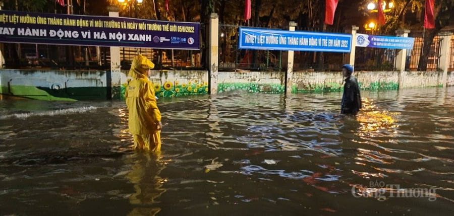 Hà Nội mưa như trút, nhiều tuyến phố ngập sâu trong nước