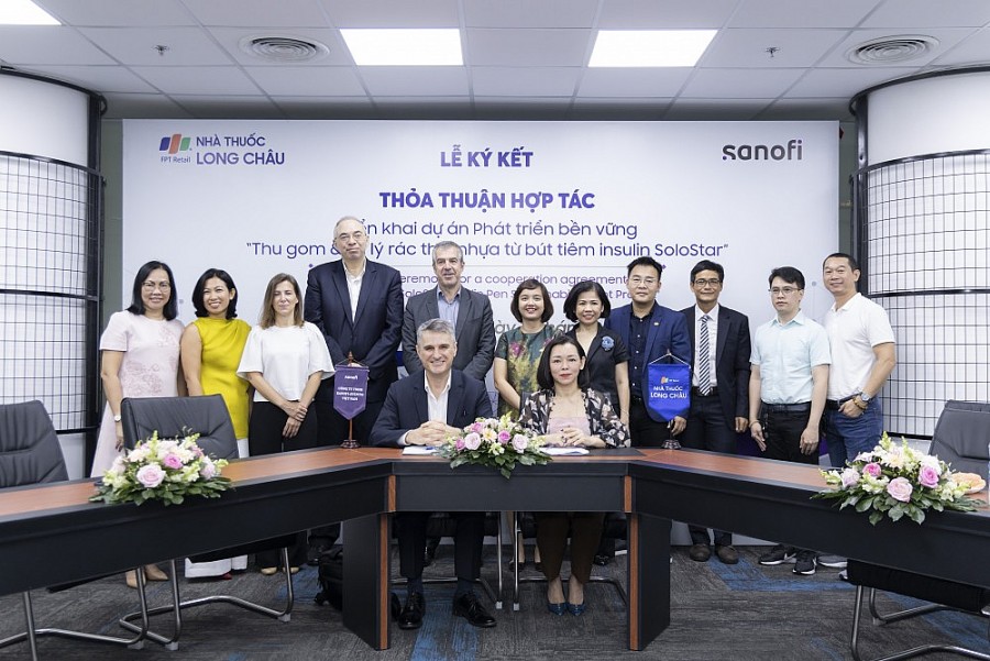 Đại diện lãnh đạo hai đơn vị, ông Emin Turan – Tổng Giám đốc Sanofi Việt Nam và Bà Nguyễn Bạch Điệp - Tổng giám đốc FPT Long Châu, ký kết thỏa thuận hợp tác