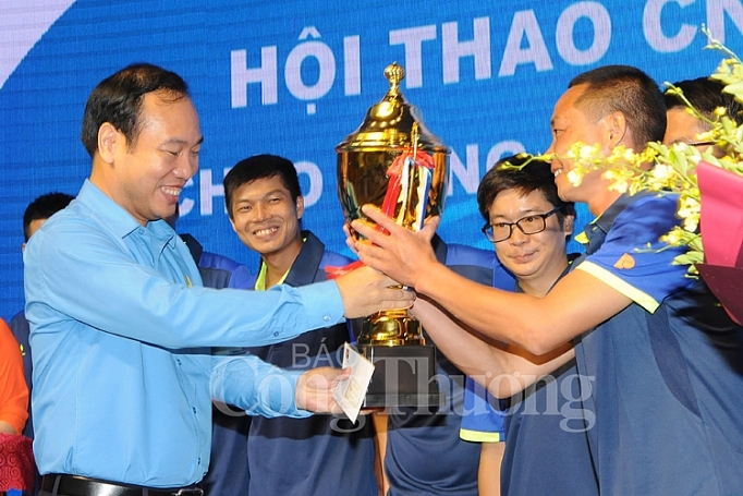 cong doan cong thuong viet nam dang huong tuong niem dong chi nguyen duc canh