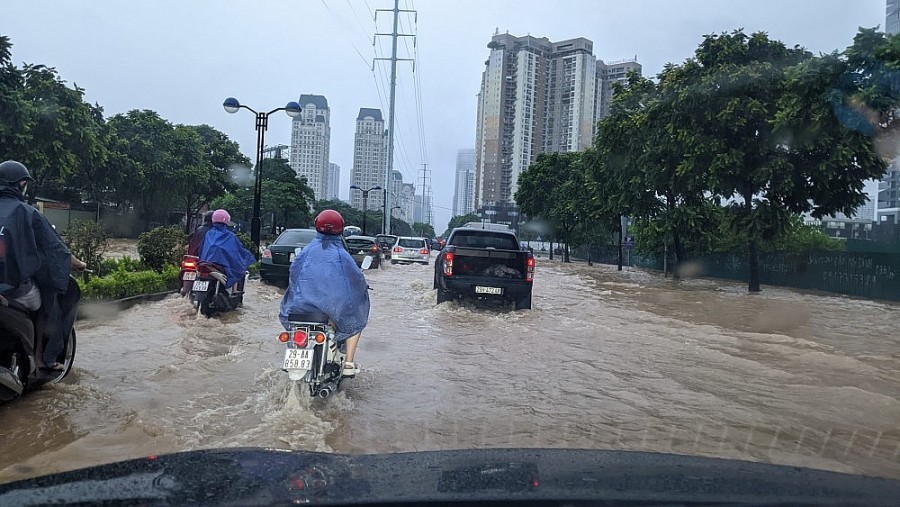 Bão số 2 gây mưa lớn kéo dài, nhiều tuyến phố Hà Nội tiếp tục ngập sâu