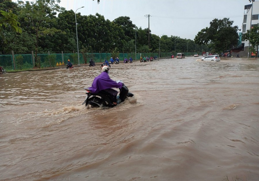 Bão số 2 gây mưa lớn kéo dài, nhiều tuyến phố Hà Nội tiếp tục ngập sâu