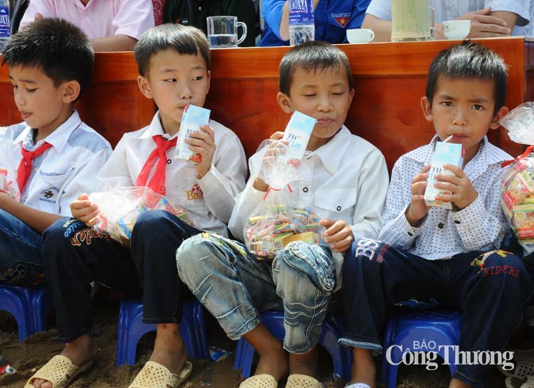 Chung tay giúp đỡ học sinh nghèo vùng biên Chung tay giúp đỡ học sinh nghèo vùng biên