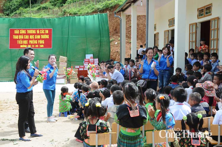 Chung tay giúp đỡ học sinh nghèo vùng biên