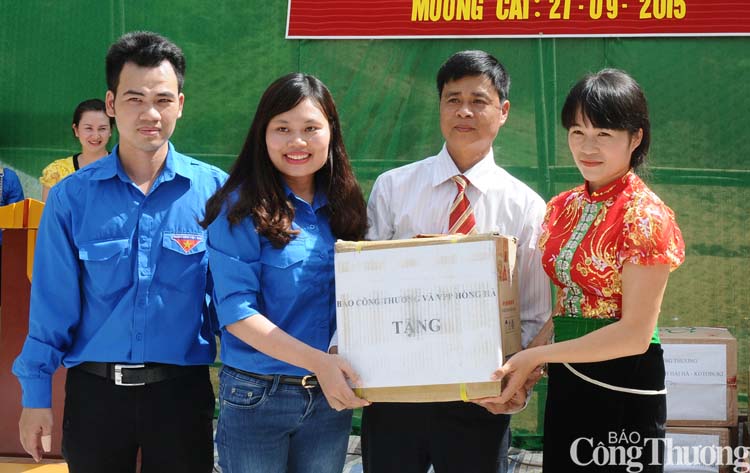 Chung tay giúp đỡ học sinh nghèo vùng biên