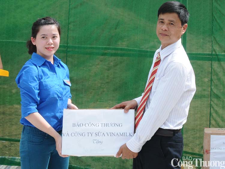 Chung tay giúp đỡ học sinh nghèo vùng biên Chung tay giúp đỡ học sinh nghèo vùng biên