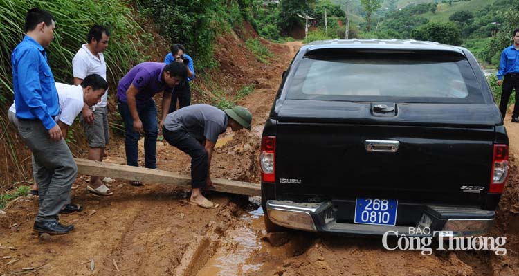 Chung tay giúp đỡ học sinh nghèo vùng biên