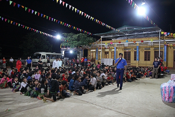 thanh nien tinh nguyen vi tre em vung cao