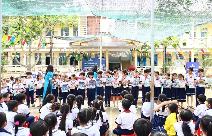 Trao tặng sách hay cho học sinh tiểu học Bến Tre