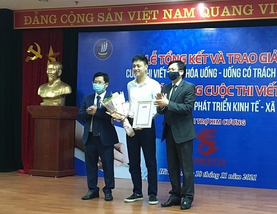trao gia i va phat dong 2 cuoc thi viet ve nga nh do uong