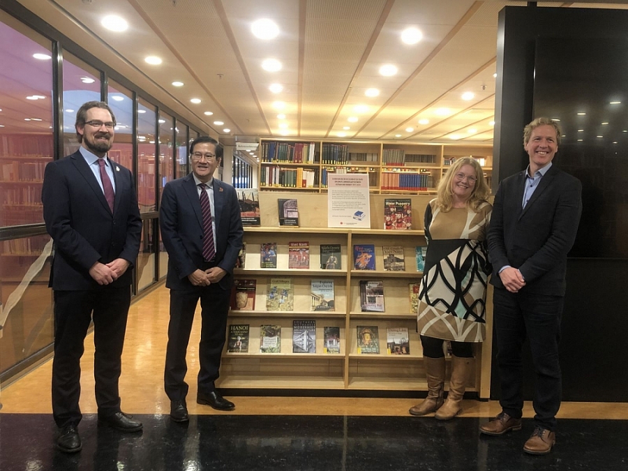 Đại sứ Lê Hồng Lam và bà  Cecilia Ekström, Phụ trách Thư viện Đại học Oslo tại Lễ trao tặng 500 cuốn sách Việt Nam cho Thư viện Đại học Oslo.