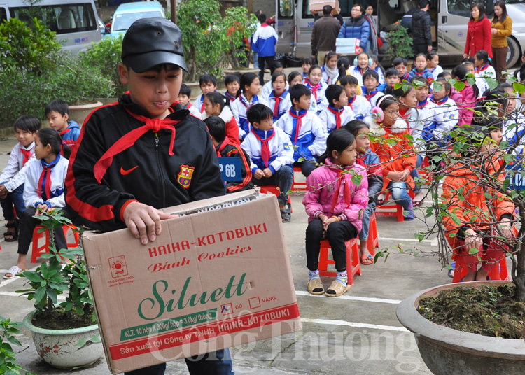 Chung tay tháo gỡ khó khăn cho học sinh nghèo vùng cao