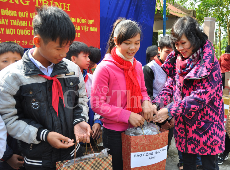 Chung tay tháo gỡ khó khăn cho học sinh nghèo vùng cao