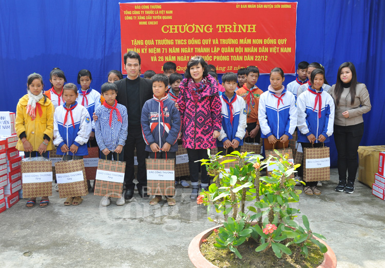 Chung tay tháo gỡ khó khăn cho học sinh nghèo vùng cao