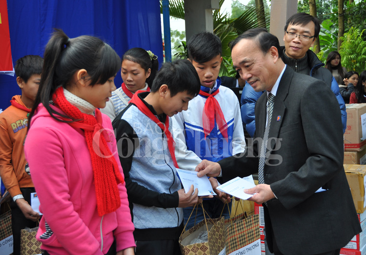 Chung tay tháo gỡ khó khăn cho học sinh nghèo vùng cao