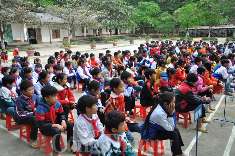 Chung tay tháo gỡ khó khăn cho học sinh nghèo vùng cao