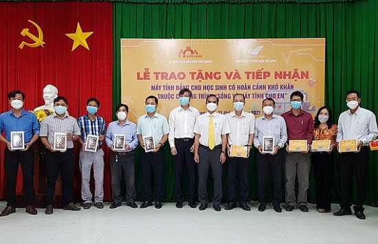 10000 may tinh bang duoc trao cho hoc sinh ngheo tinh kien giang