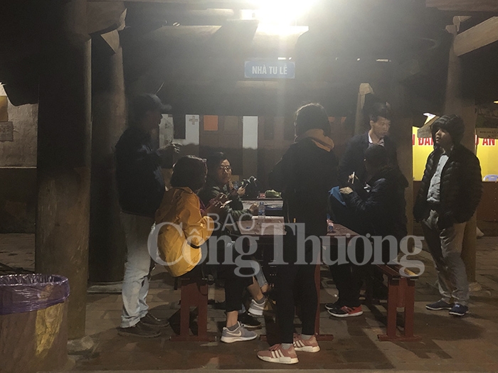 hang tram du khach doi suong len dinh yen tu truoc ngay khai hoi