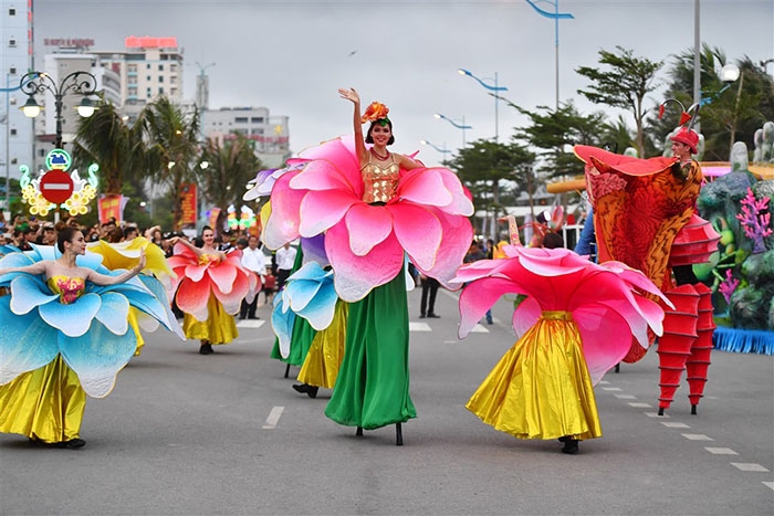 den quang ninh mua carnaval