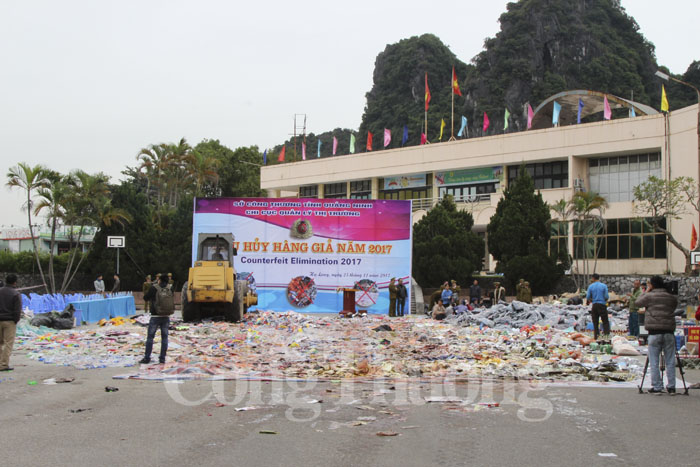 QLTT Quảng Ninh: Tiêu hủy hàng giả, hàng cấm trị giá gần 2 tỷ đồng