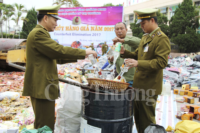 QLTT Quảng Ninh: Tiêu hủy hàng giả, hàng cấm trị giá gần 2 tỷ đồng