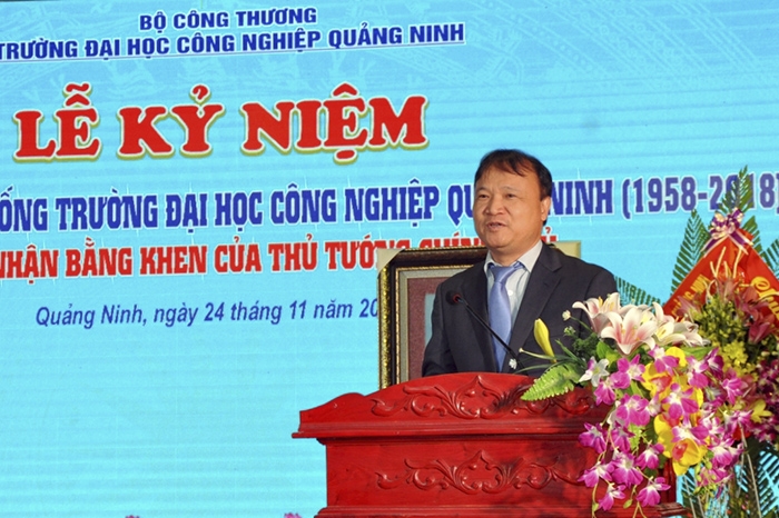 dai hoc cong nghiep quang ninh nhan bang khen cua thu tuong chinh phu