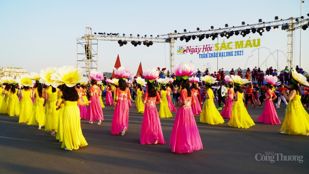 Quảng Ninh: Hàng vạn du khách tham gia Carnaval mùa Đông trong ngày đầu năm