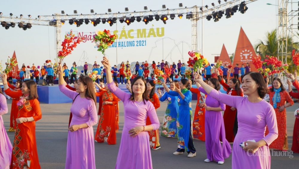 Chương trình còn có sự góp mặt của hàng trăm diễn viên trong các trang phục rực rỡ, nhiều màu sắc