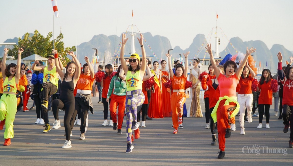 Quảng Ninh: Hàng vạn du khách tham gia Carnaval mùa Đông trong ngày đầu năm