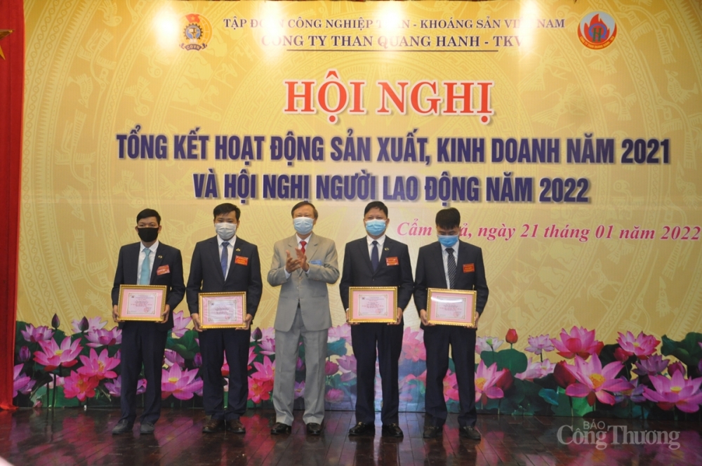 Nhiều tập thể, cá nhân được Ủy ban Quản lý vốn Nhà nước tại doanh nghiệp và Công ty khen thưởng tại Hội nghị tổng kết hoạt động sản xuất, kinh doanh năm 2021