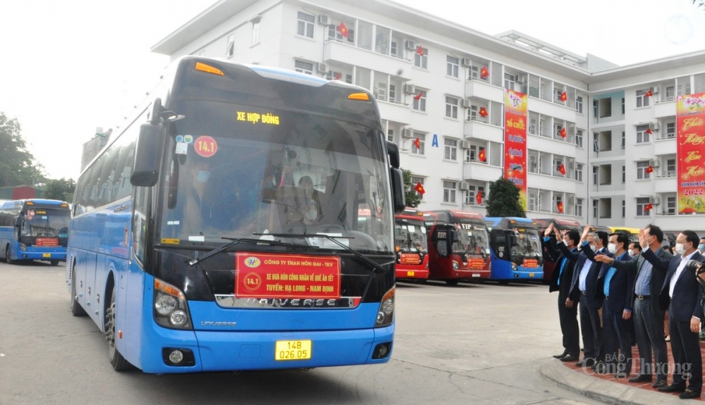 Lãnh đạo tỉnh Quảng Ninh và Tập đoàn TKV tiễn các công nhân về quê ăn Tết.