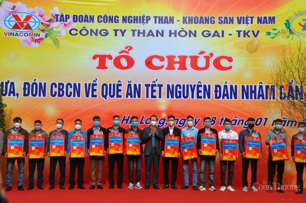 Công nhân, người lao động tiêu biểu, có thành tích xuất sắc.được Tập đoàn TKV tặng quả