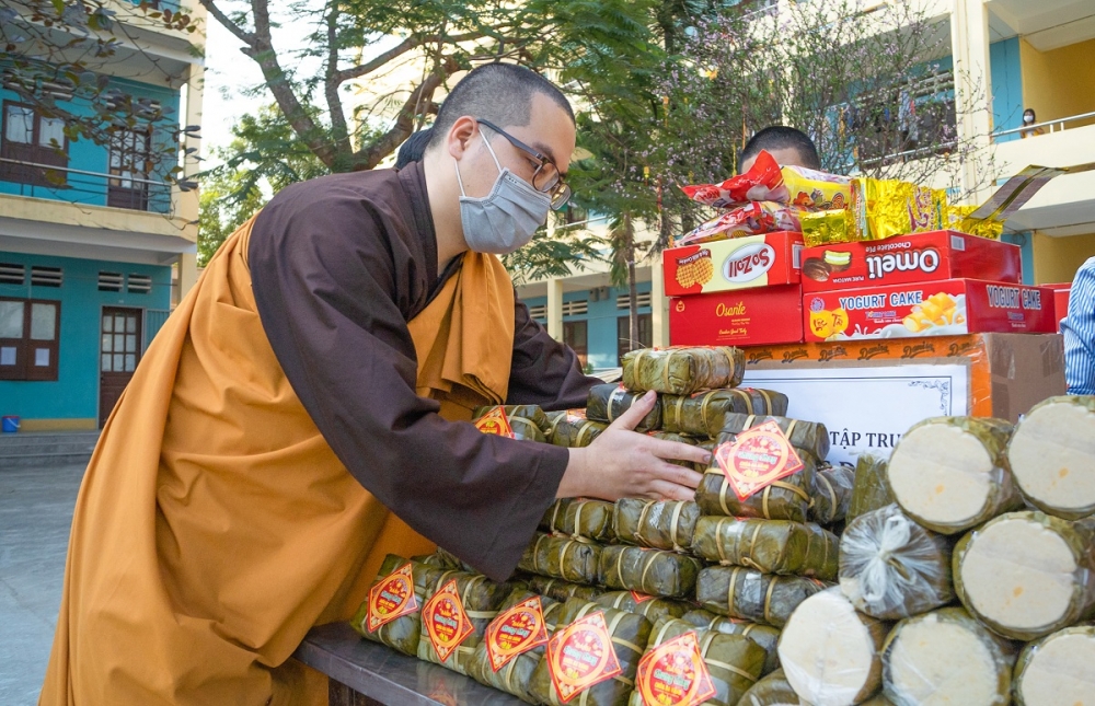 DSC05043- Chư tăng sắp xếp bánh chưng, giò và vật phẩm thiết yếu để trao tặng tới các tuyến đầu phòng chống dịch