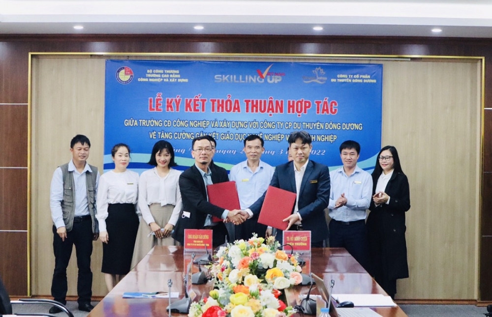 Đại diện lãnh đạo Trường Cao đẳng Công nghiệp và Xây dựng với Công ty CP Du Thuуền Đông Dương ký kết hợp tác thỏa thuận