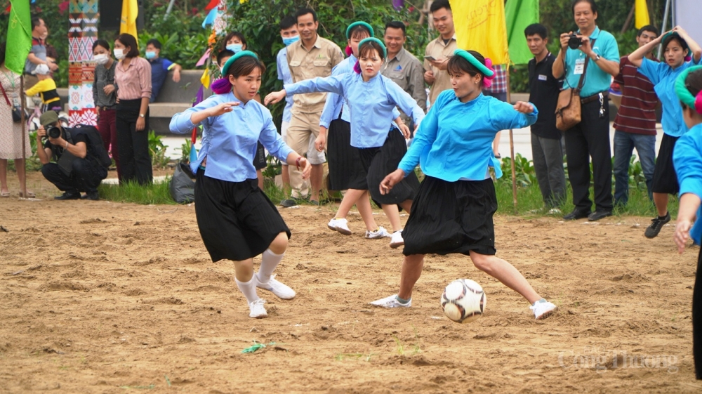 Tiếng hò reo, khích lệ của các “cổ động viên” là những du khách trở thành nguồn cổ vũ cho các “tuyển thủ” tranh tài.