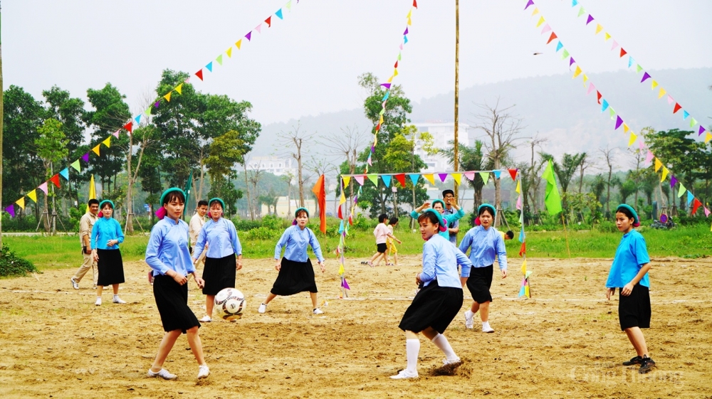 Mỗi đội bóng gồm 7 cầu thủ, đội thứ nhất mặc áo có màu xanh nhạt hơn, đội còn lại mặc màu sẫm hơn một chút. Mỗi đội bóng gồm 7 cầu thủ, đội thứ nhất mặc áo có màu xanh nhạt hơn, đội còn lại mặc màu sẫm hơn một chút.