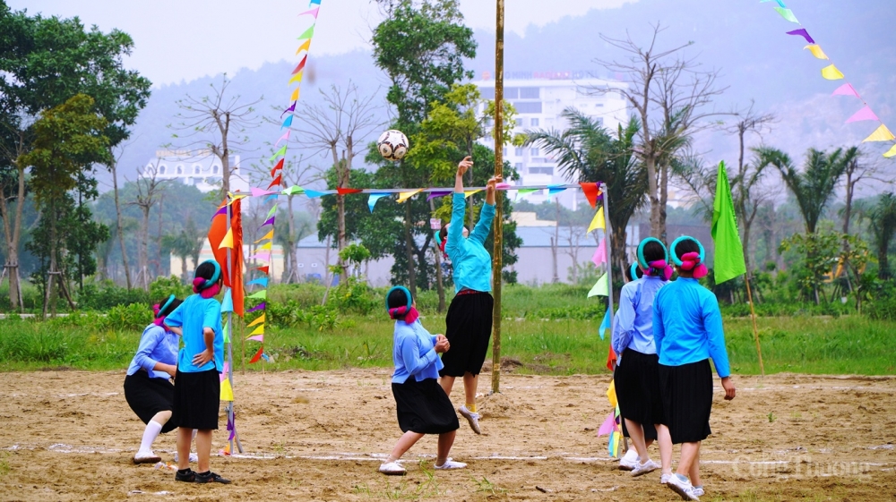 Thông thường, thi đấu bóng đá nữ Sán Chỉ chỉ được tổ chức tại Lễ hội Sóong Cọ - ngày hội lớn nhất trong năm của người Sán Chỉ (thuộc dân tộc Sán Chay) tại xã Húc Động, huyện Bình Liêu, tỉnh Quảng Ninh (từ ngày 15 đến ngày 19-4). Đây là lần đầu tiên, trận bóng được đưa vào lễ hội du lịch đường phố Hạ Long (Halong Street Travel Fest ) - “Hội Xuân Di Sản”. Chương trình diễn ra từ ngày 2-4/4/2021. Ngoài ra, lễ hội còn có các hoạt động thú vị khác ném còn, đẩy gậy, thi thổi cơm niêu, trình diễn văn n Thông thường, thi đấu bóng đá nữ Sán Chỉ chỉ được tổ chức tại Lễ hội Sóong Cọ - ngày hội lớn nhất trong năm của người Sán Chỉ (thuộc dân tộc Sán Chay) tại xã Húc Động, huyện Bình Liêu, tỉnh Quảng Ninh (từ ngày 15 đến ngày 19-4). Đây là lần đầu tiên, trận