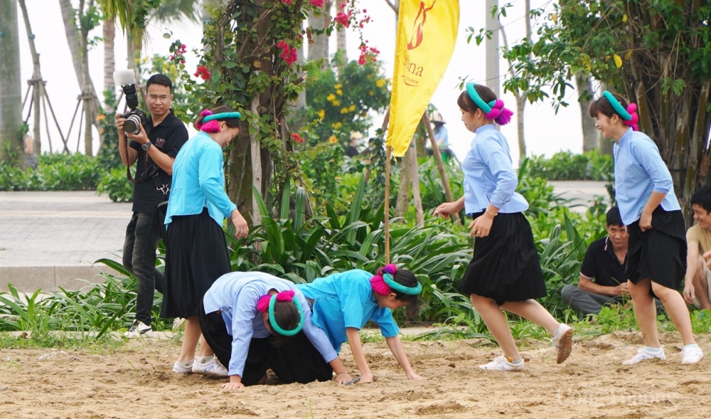 Những pha tranh bóng quyết liệt không kém những trận cầu đỉnh cao của bóng đá, nhưng có những lúc pha bóng khiến người xem không thể …nhịn cười. Những pha tranh bóng quyết liệt không kém những trận cầu đỉnh cao của bóng đá, nhưng có những lúc pha bóng khiến người xem không thể …nhịn cười.