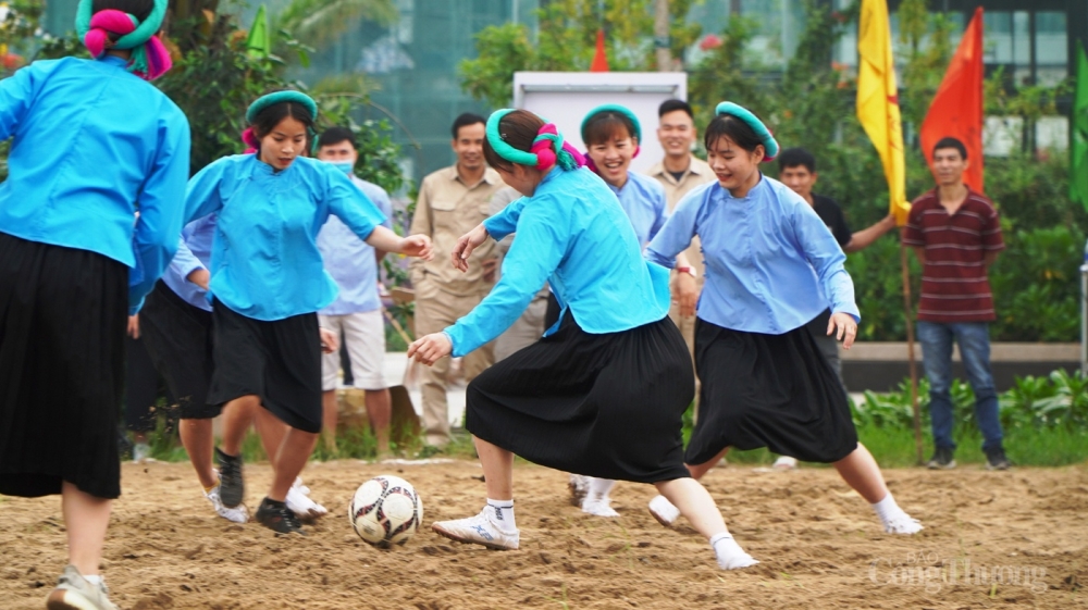 Các nữ cầu thủ không mặc quần đùi, áo số như trong các giải bóng đá bình thường mà mặc trang phục đặc trưng của dân tộc mình. Các nữ cầu thủ không mặc quần đùi, áo số như trong các giải bóng đá bình thường mà mặc trang phục đặc trưng của dân tộc mình.